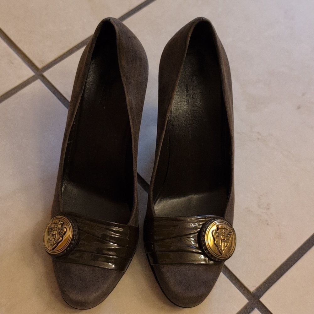 Gucci Brown Suede Heels With Pleated Patent Leather Logo Buckle Pumps Size 5 - Picture 3 of 14